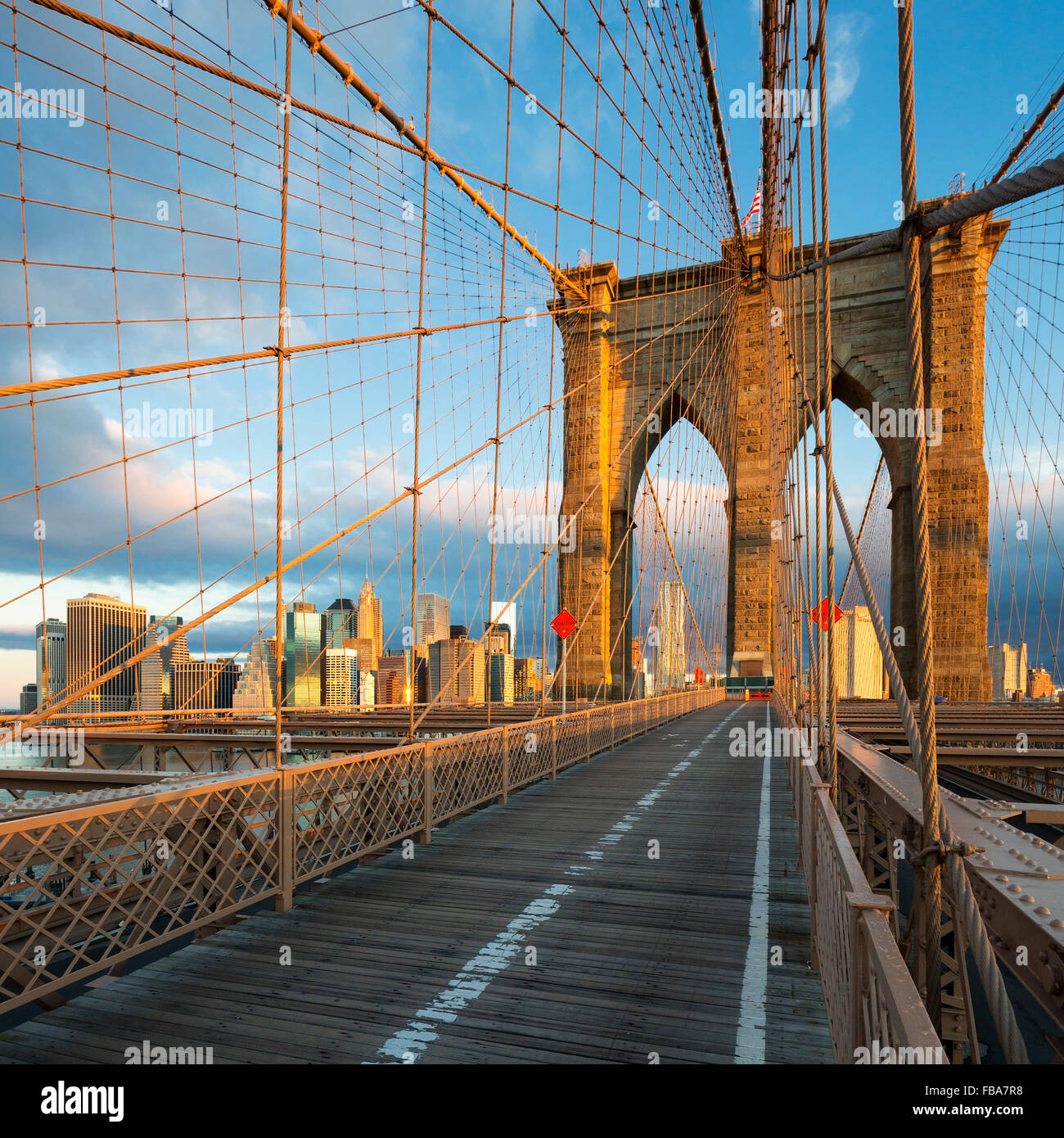 New York City Pont de Brooklyn à Manhattan et sur les toits de la ville sur le fleuve Hudson. Banque D'Images