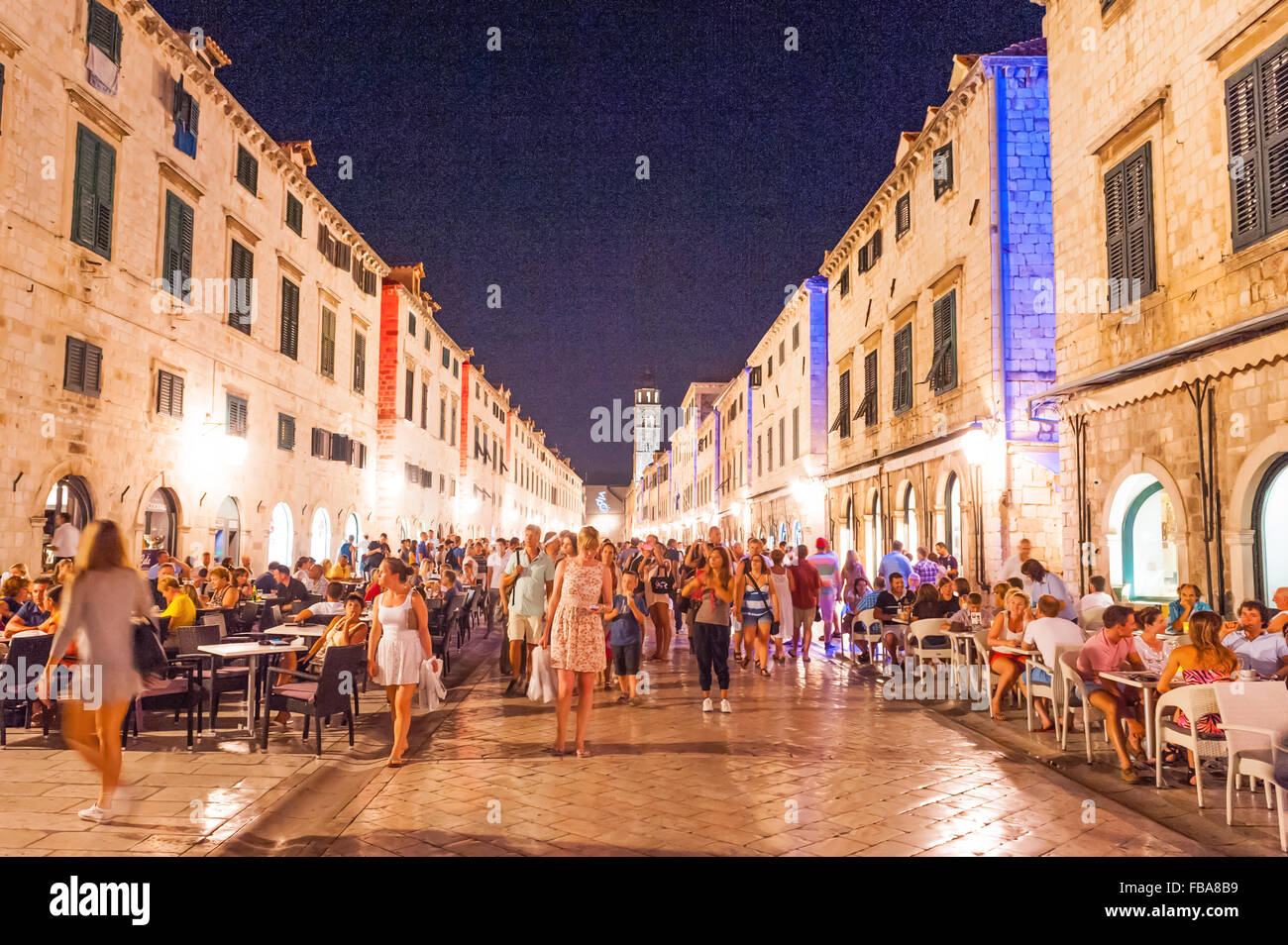 Les touristes à pied le long de la promenade de Stradun, Placa ou qui est la rue principale de la vieille ville de Dubrovnik, Dalmatie, la Croatie, l'Europe. Banque D'Images