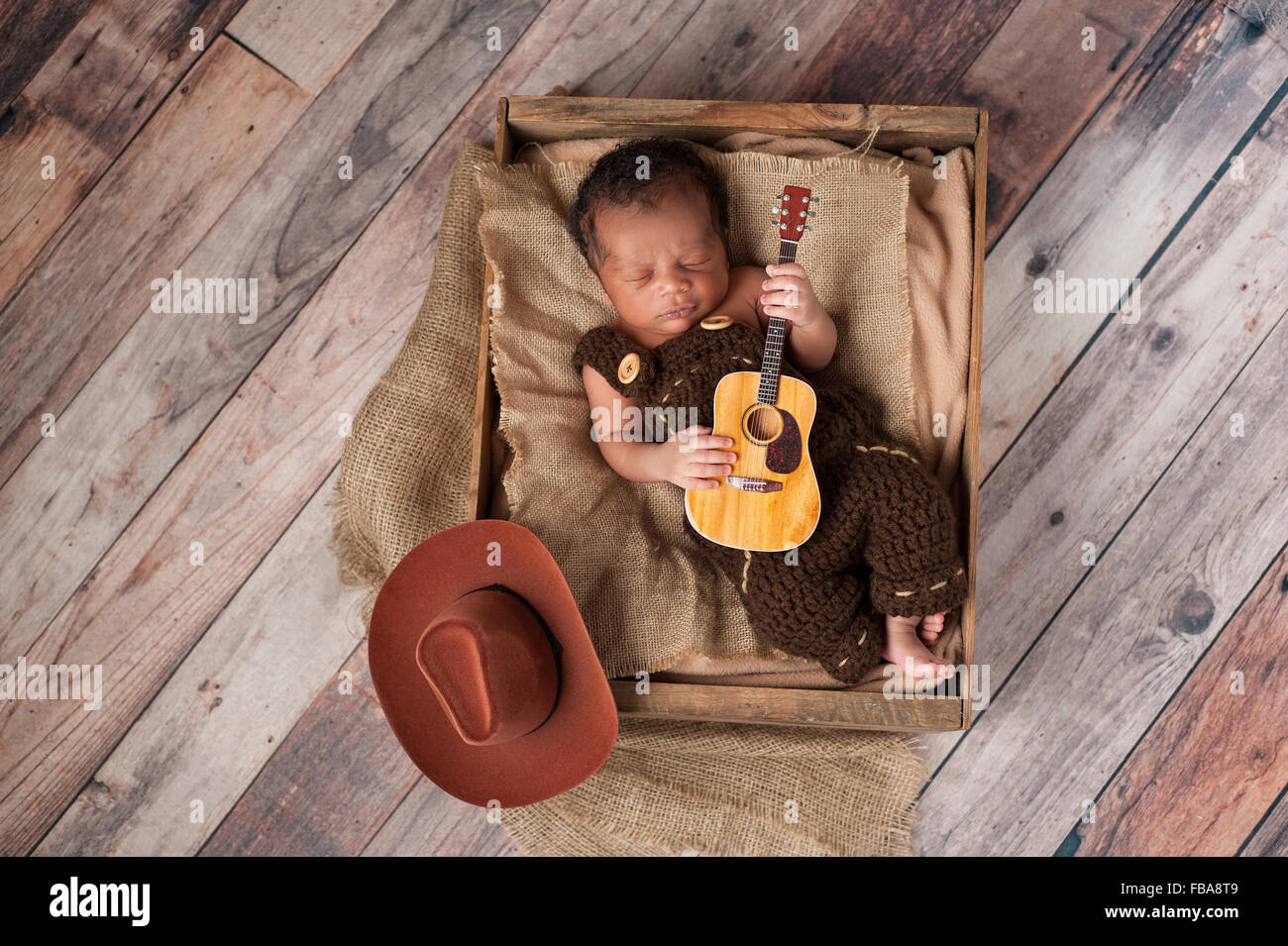Bébé nouveau-né Cowboy jouant une petite guitare Photo Stock - Alamy