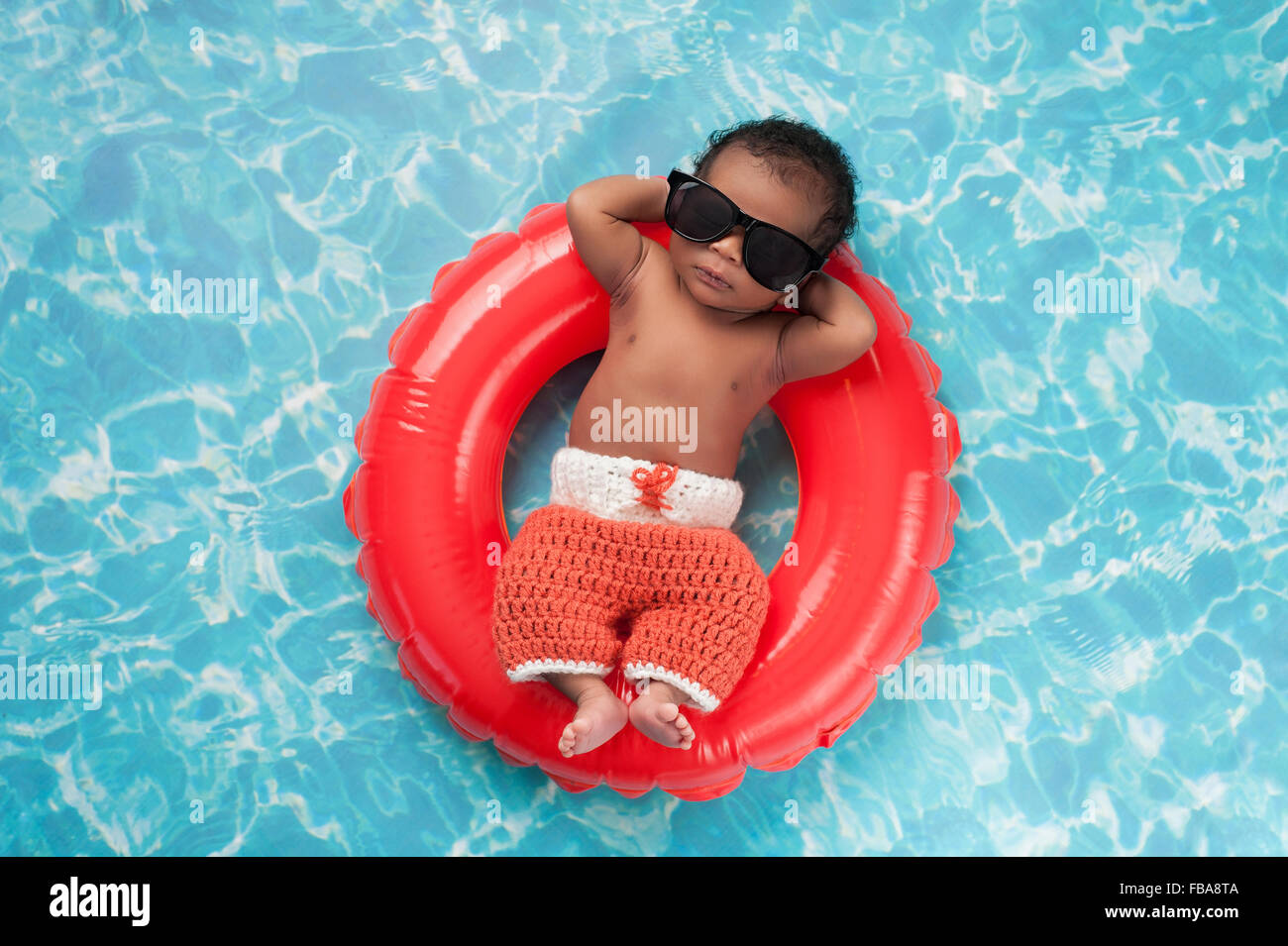 Bébé nouveau-né garçon flottant sur un anneau de bain Banque D'Images