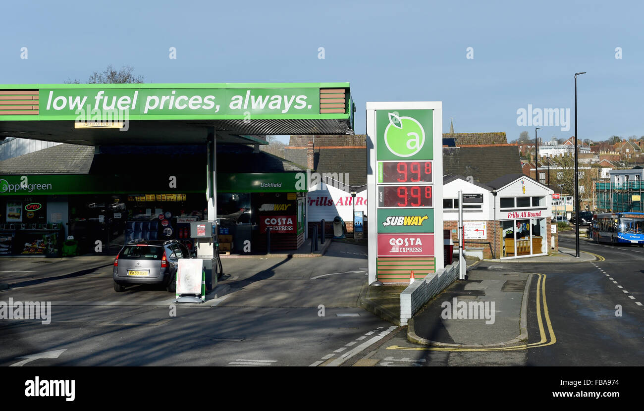 Uckfield, East Sussex, UK. 13 janvier, 2016. Rouge Feu la station-service à Uckfield Sussex à l'essence et du diesel en dessous de $1 le litre Crédit : Simon Dack/Alamy Live News Banque D'Images