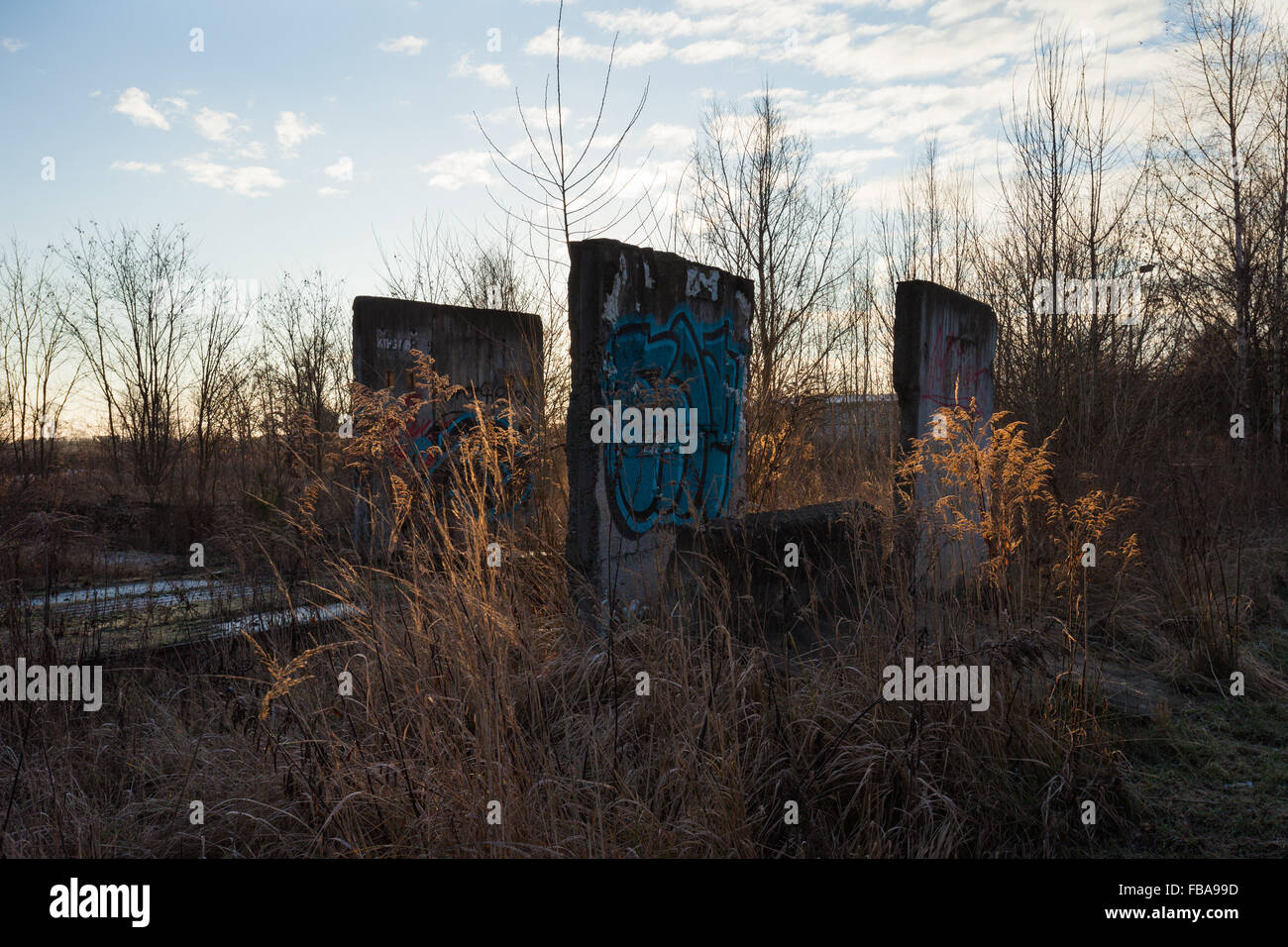 Les structures de béton abandonné couvert de graffitis à l'aube Banque D'Images