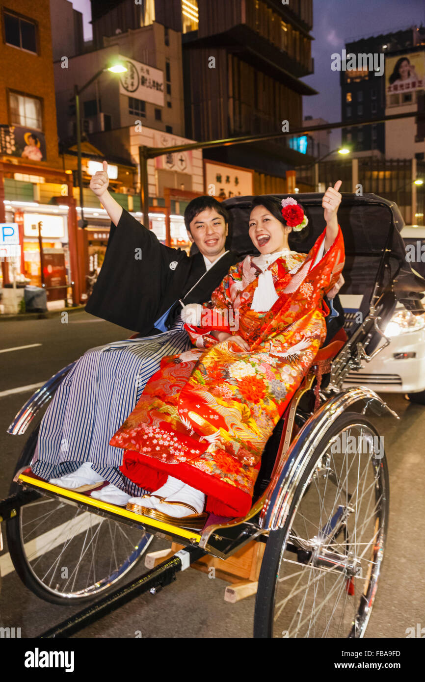 Le Japon, Honshu, Tokyo, Asakusa, Couple in Rickshaw Banque D'Images