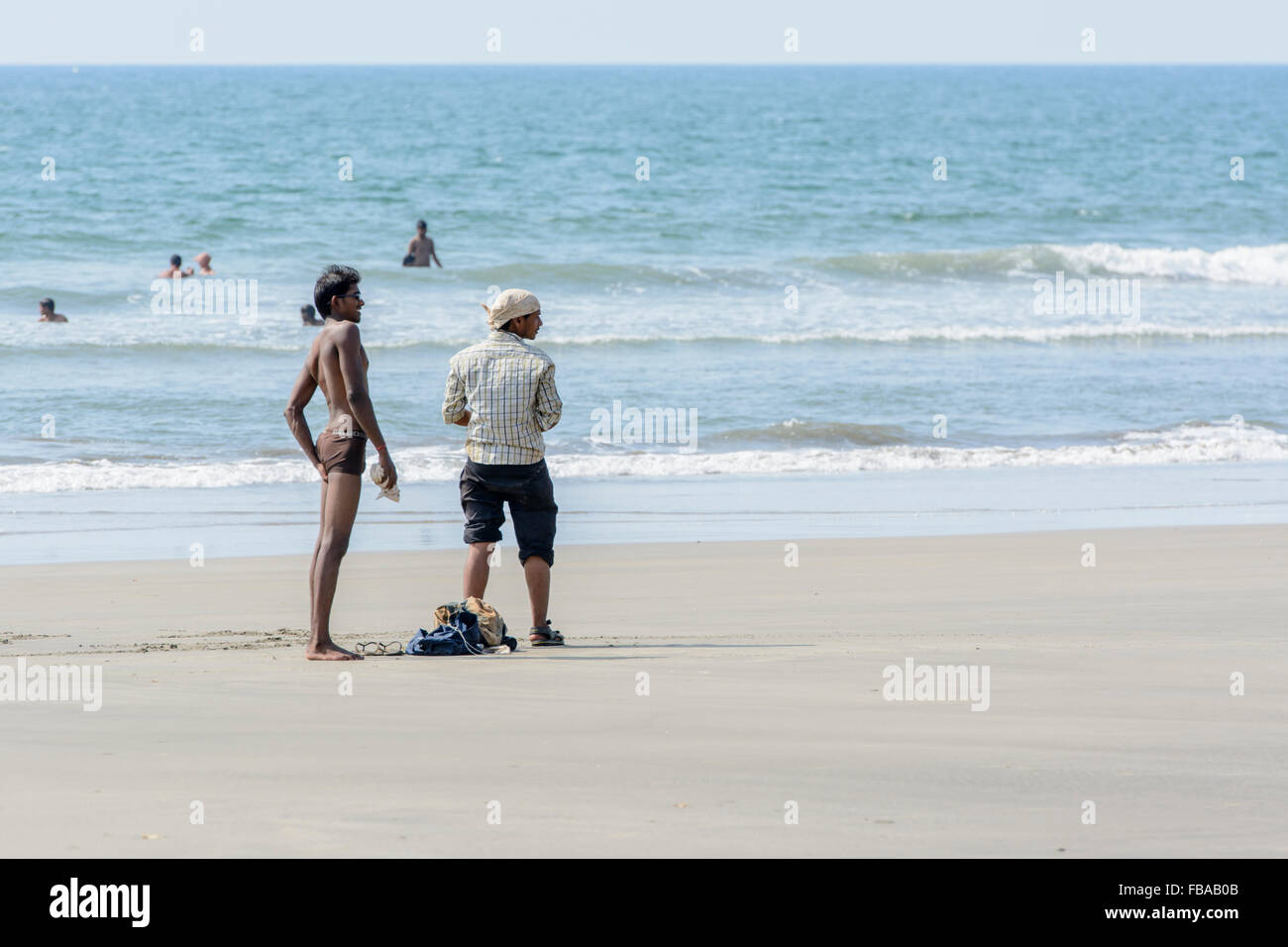 Deux jeunes garçons locaux profitez de la vie à la plage sur plage de Mandrem, Nord de Goa, Inde Banque D'Images