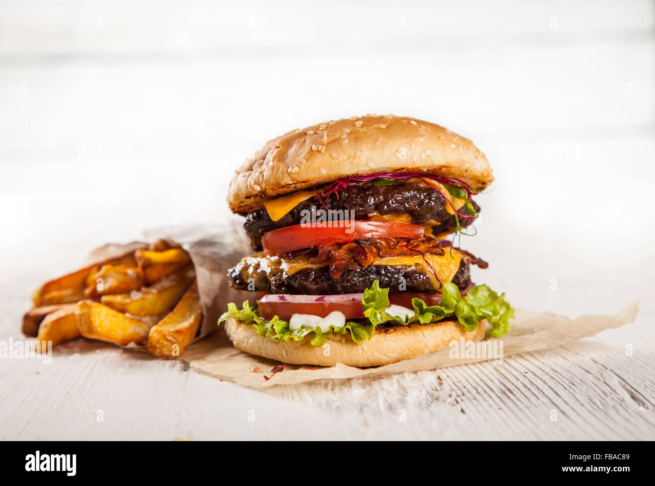 Hamburger fait maison avec laitue et fromage Banque D'Images