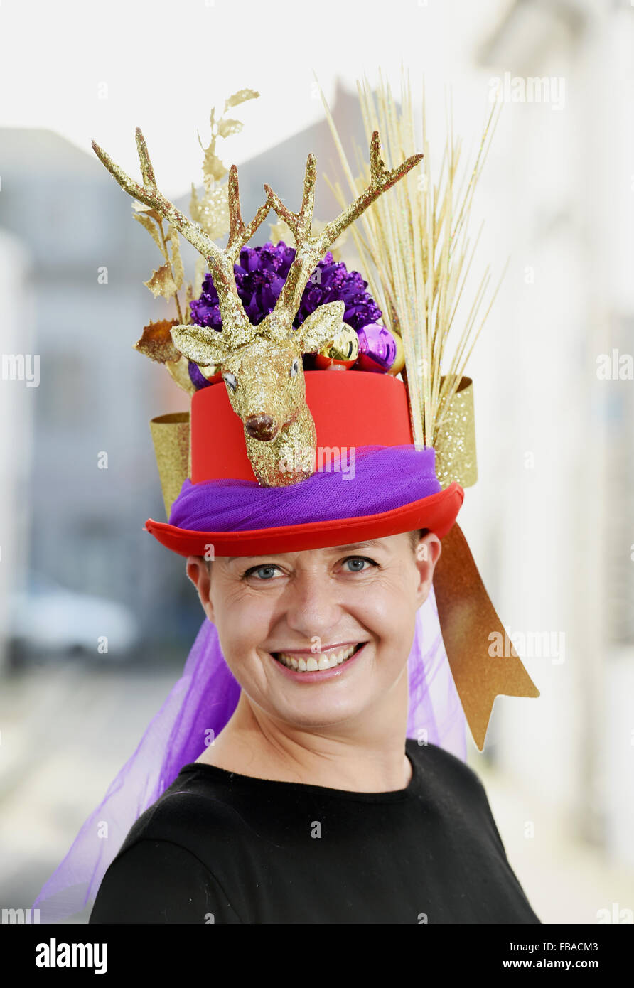 Sara de Brighton coupe portant un de ses chapeaux de Noël originaux loufoques Banque D'Images