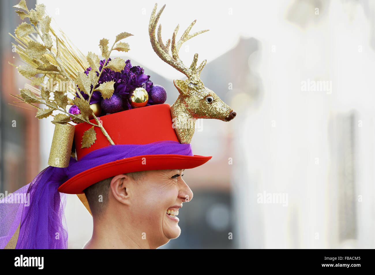 Sara de Brighton coupe portant un de ses chapeaux de Noël originaux loufoques Banque D'Images