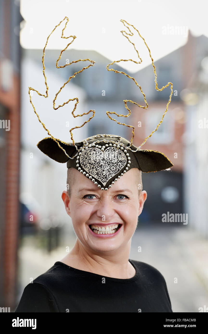 Sara coupant de Brighton portant un de ses chapeaux de Noël déjantés . Sara est devenue bien connue après avoir passé un an à afficher des photographies d'elle-même dans des chapeaux pendant qu'elle recevait un traitement contre le cancer Banque D'Images