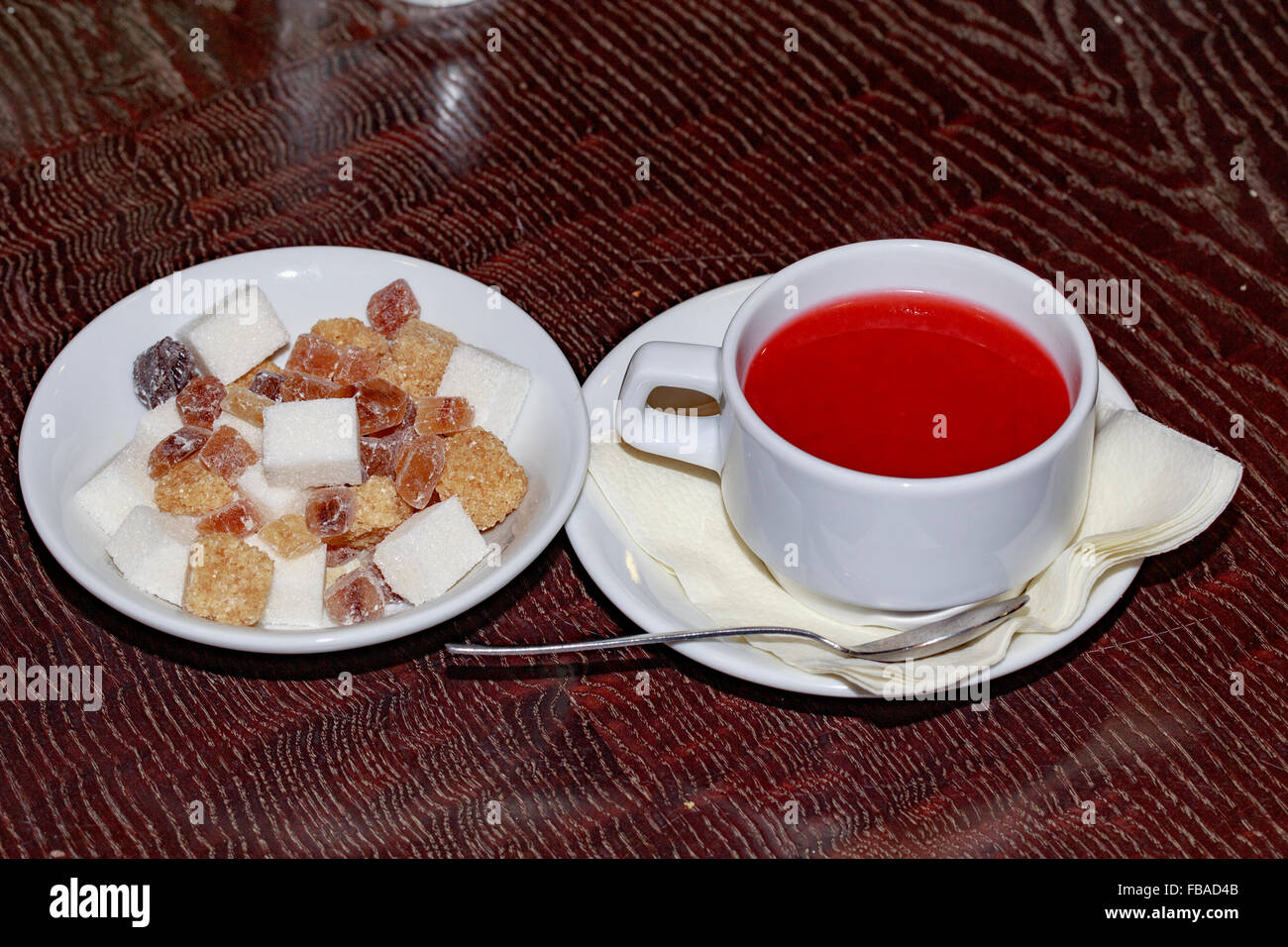 Tasse de thé et du sucre sur une plaque Banque D'Images