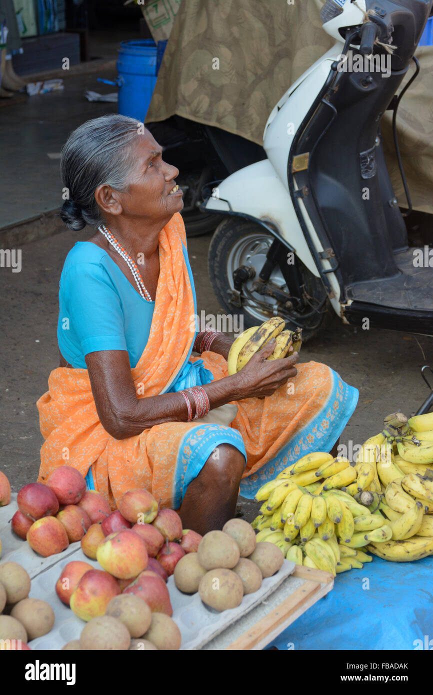 Femme indienne vendant des produits frais au marché du vendredi, dans le quartier animé de Mapusa, Mapusa, Nord de Goa, Inde Banque D'Images