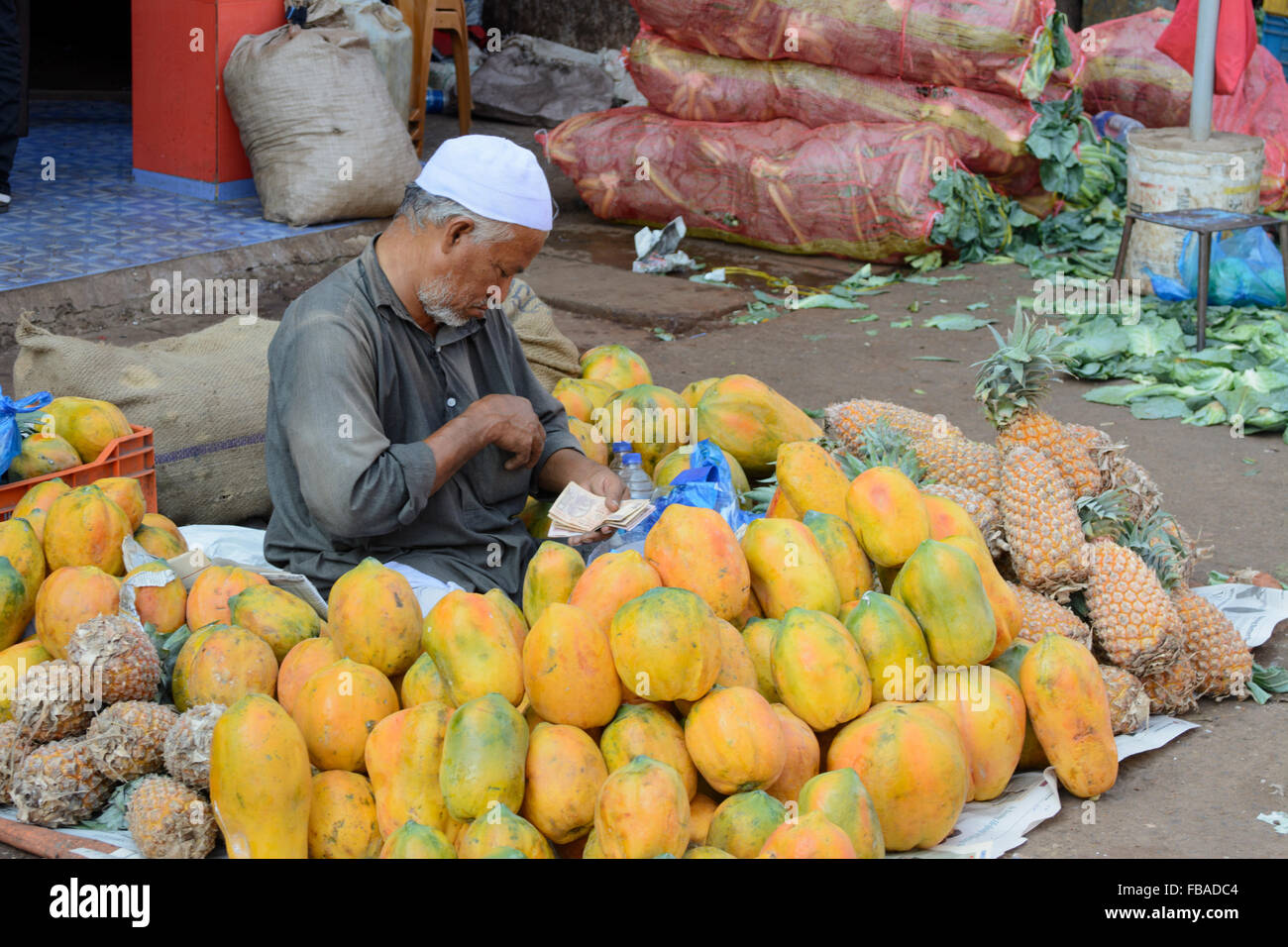 L'homme indien vente de fruits frais au marché du vendredi, dans le quartier animé de Mapusa, Mapusa, Nord de Goa, Inde Banque D'Images