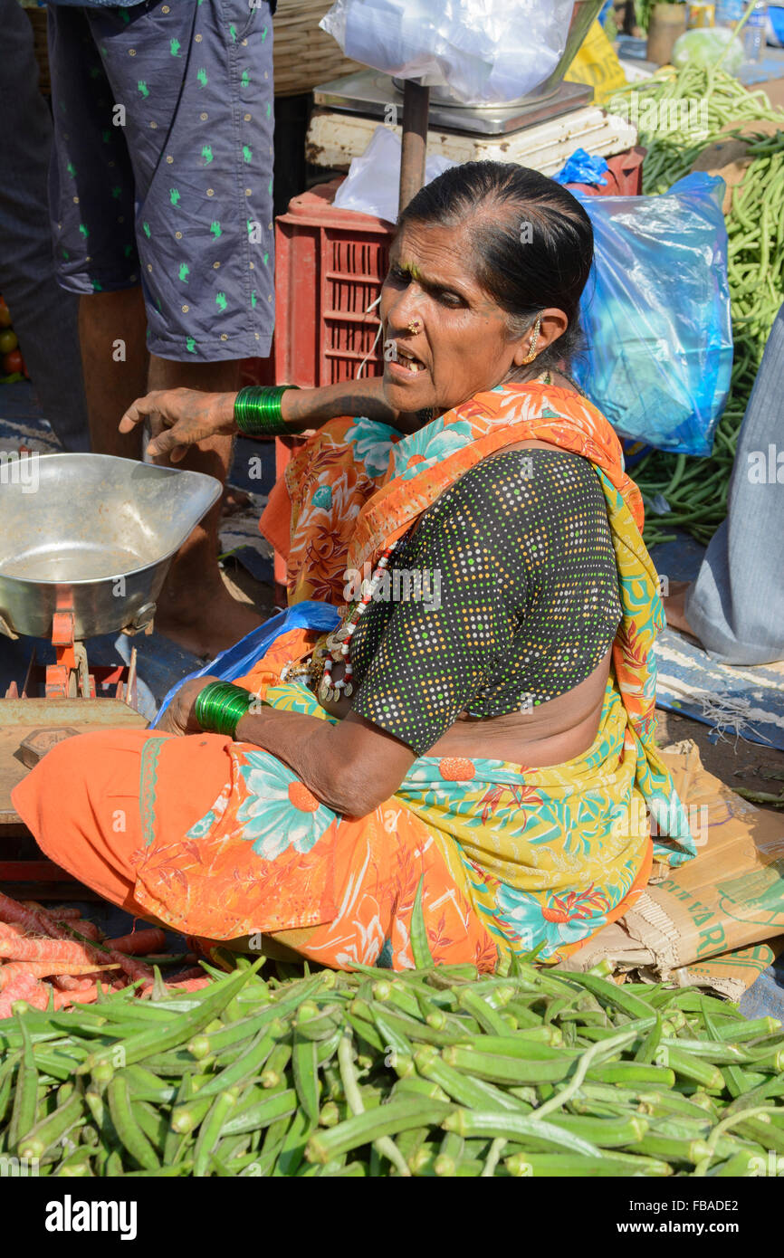 Femme indienne la vente de légumes frais à Mapusa, dans le quartier animé de vendredi, marché, Nord de Goa Anjuna, Inde Banque D'Images