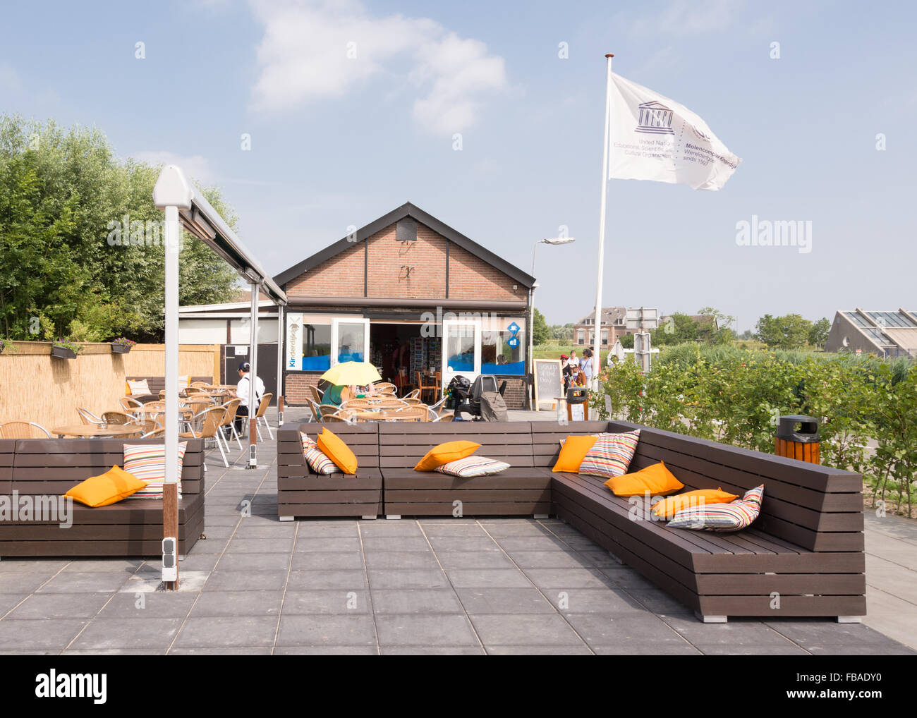 UNESCO World Heritage site - Kinderdijk, Pays-Bas - shop et restaurant à l'extérieur et coin salon près de l'entrée Banque D'Images