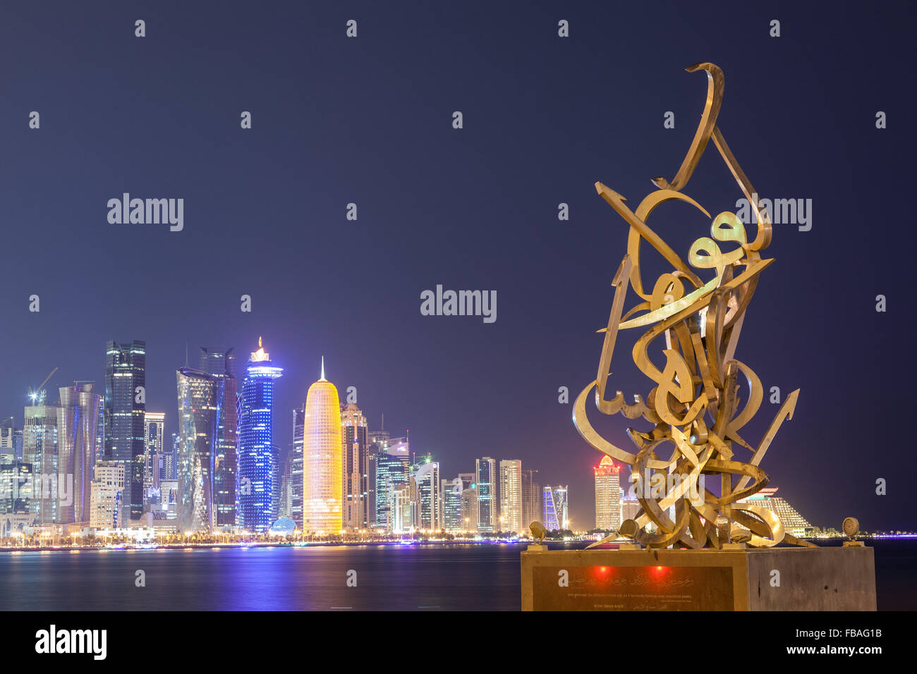 Sculpture calligraphie par l'artiste anglais Arbilli Sabah sur la Corniche de Doha Banque D'Images