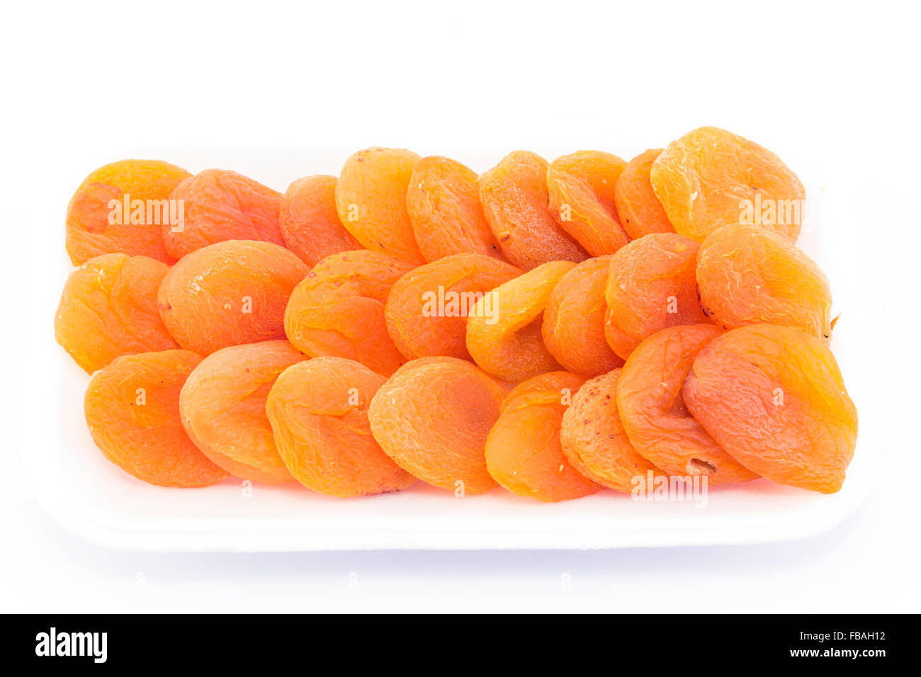 Les abricots séchés isolé sur blanc. Banque D'Images