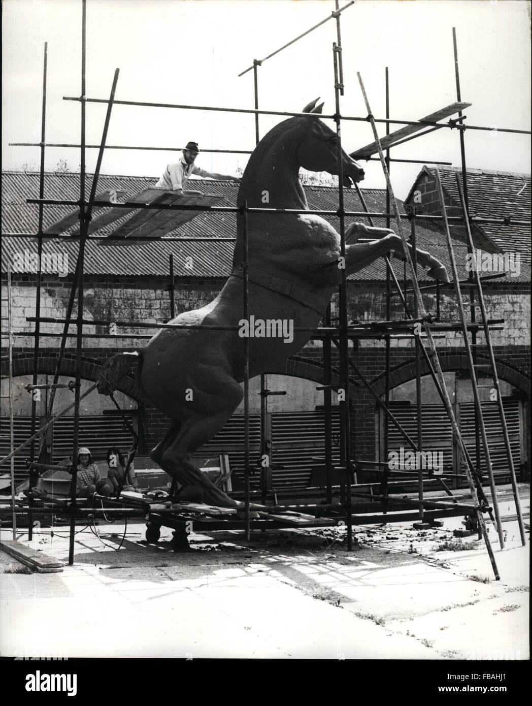 1968 - magnifique cheval en pâte à modeler pour visite de la reine à l'Afrique : une magnifique sculpture d'un cheval d'élevage est en cours dans 2 1/2 tonnes de pâte à modeler. Mesurant 18 pieds de haut, l'immense chef-d'œuvre est que l'on croit être le plus grand de ces modèles déjà travaillé dans ce milieu. Créé par le sculpteur, Philip Jackson, un directeur de Gillespies de Dippenhall, Surrey, - une firme de design qui se spécialise dans la production de prestige d'art, le cheval géant constitue la base d'un moulage qui sera utilisé pour produire un ''stable'' de 16 élevage identiques en fibre spectaculaire des chevaux blancs. Commandés par la Nigerian Gover Banque D'Images
