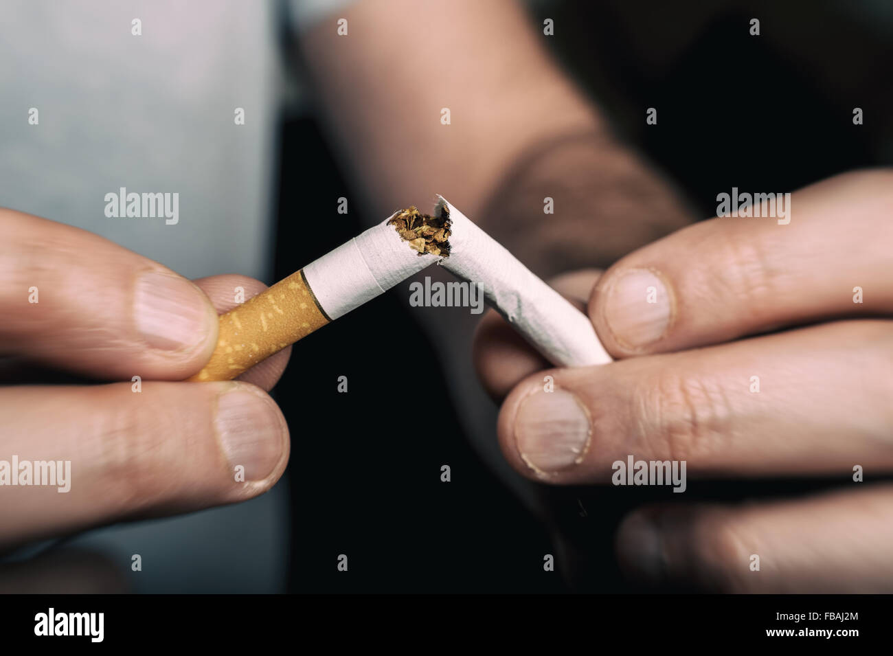 Cesser de fumer - cigarettes d'écrasement des mains Banque D'Images