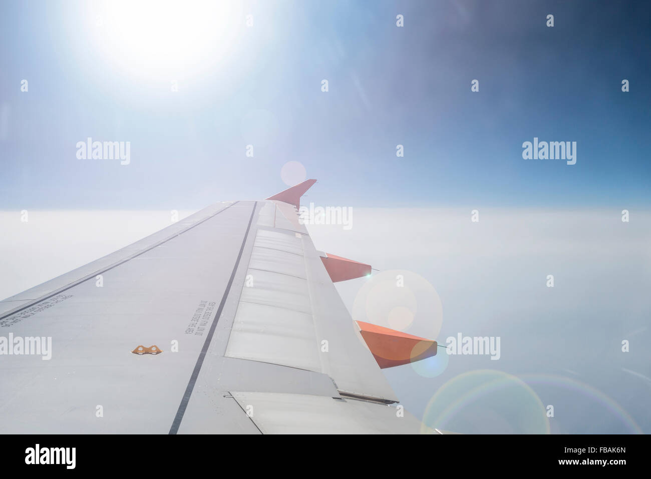 Vue depuis la fenêtre de l'avion à la recherche dans le soleil Banque D'Images