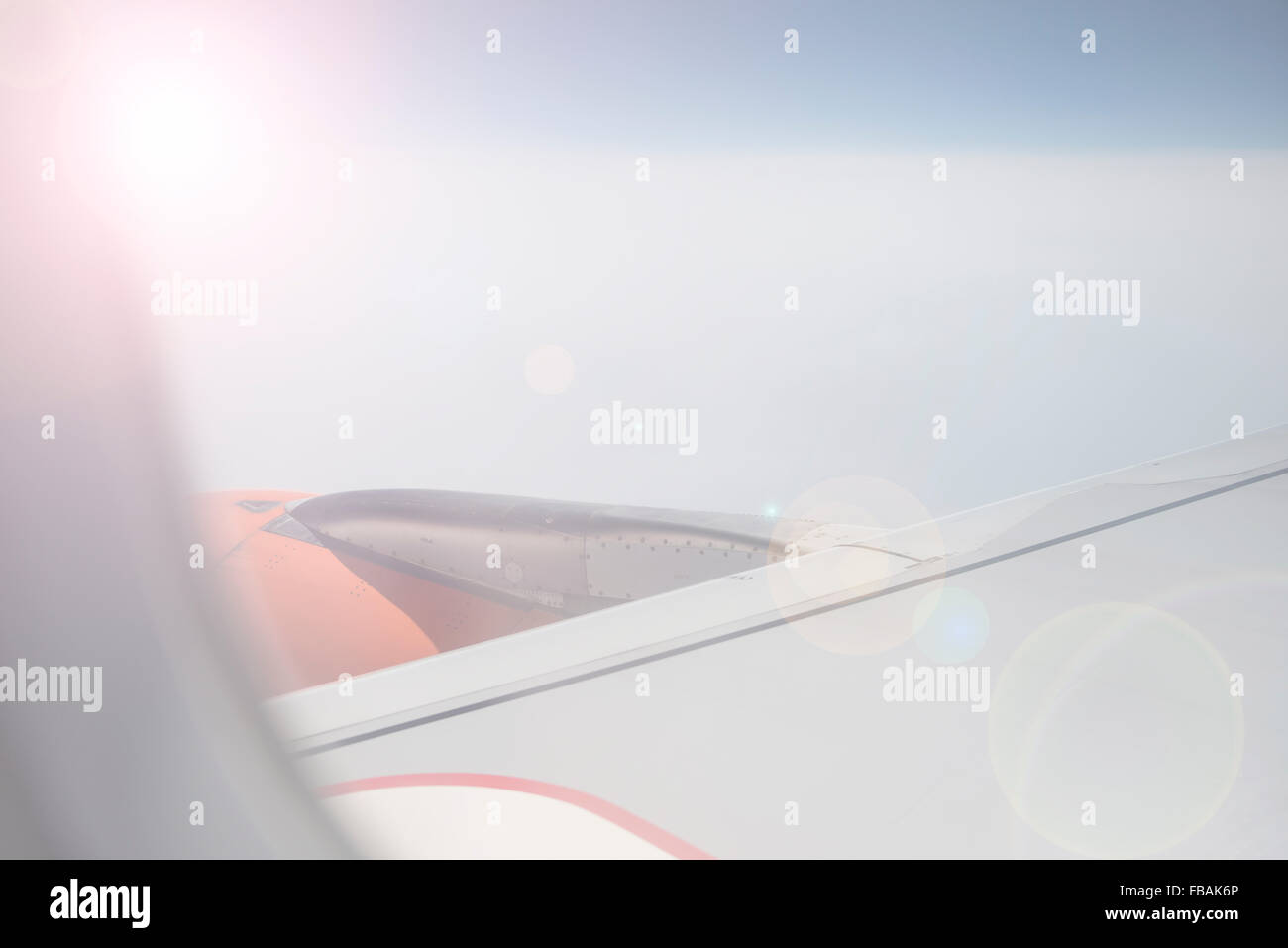 Vue depuis la fenêtre de l'avion à la recherche dans le soleil Banque D'Images