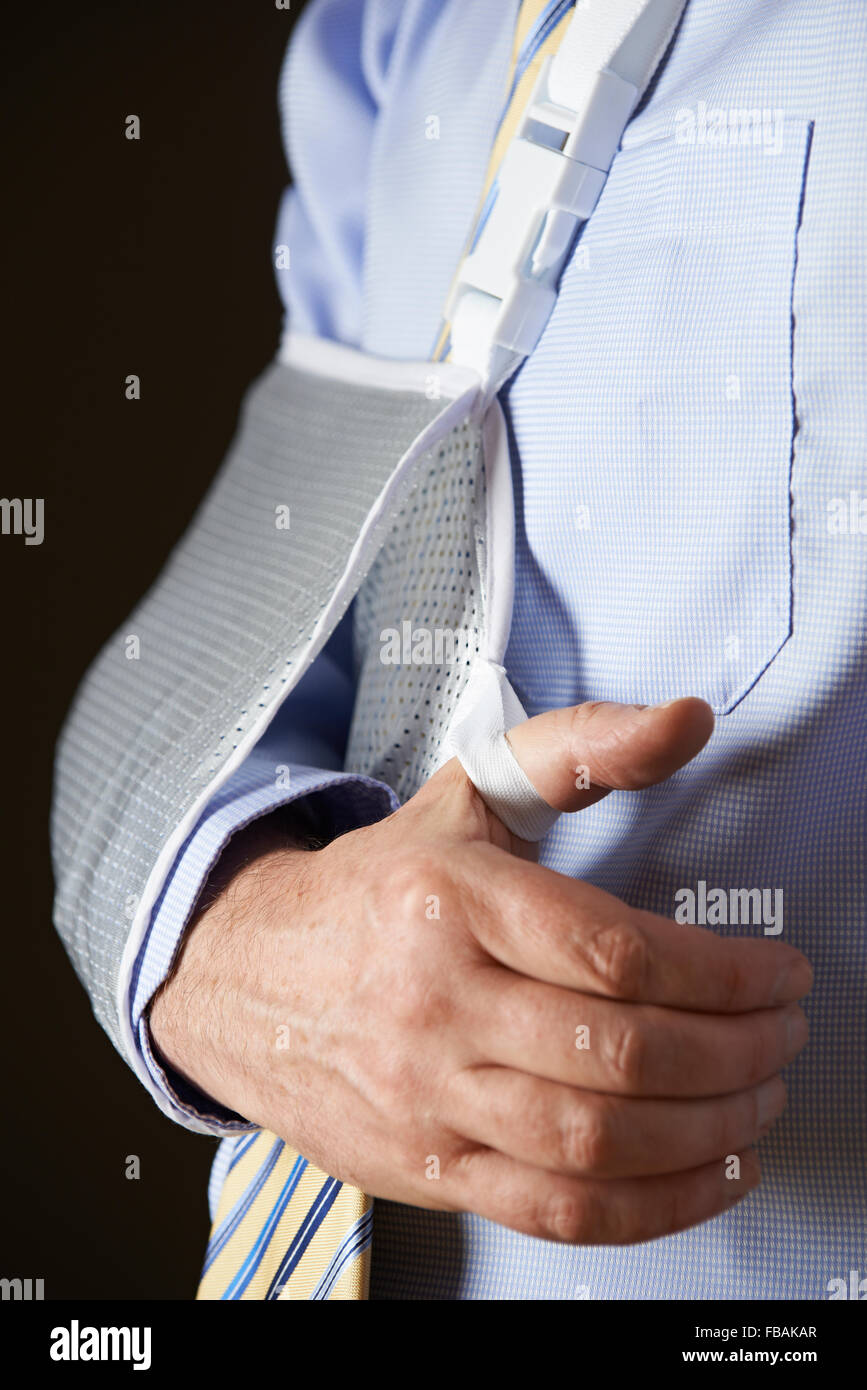 Close Up of Businessman avec le bras en écharpe Banque D'Images