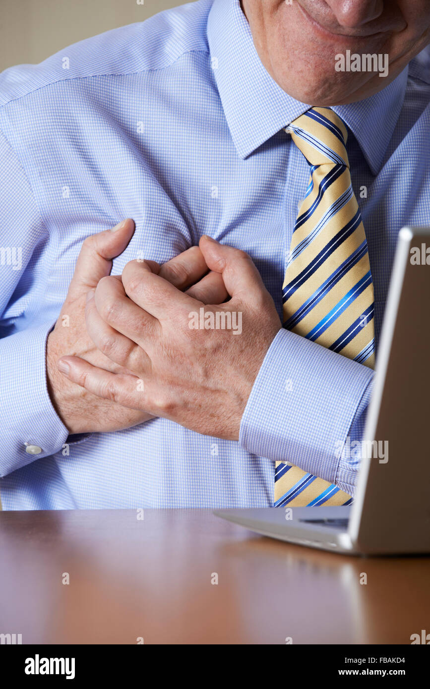 Businessman At Computer souffrance Crise cardiaque Banque D'Images