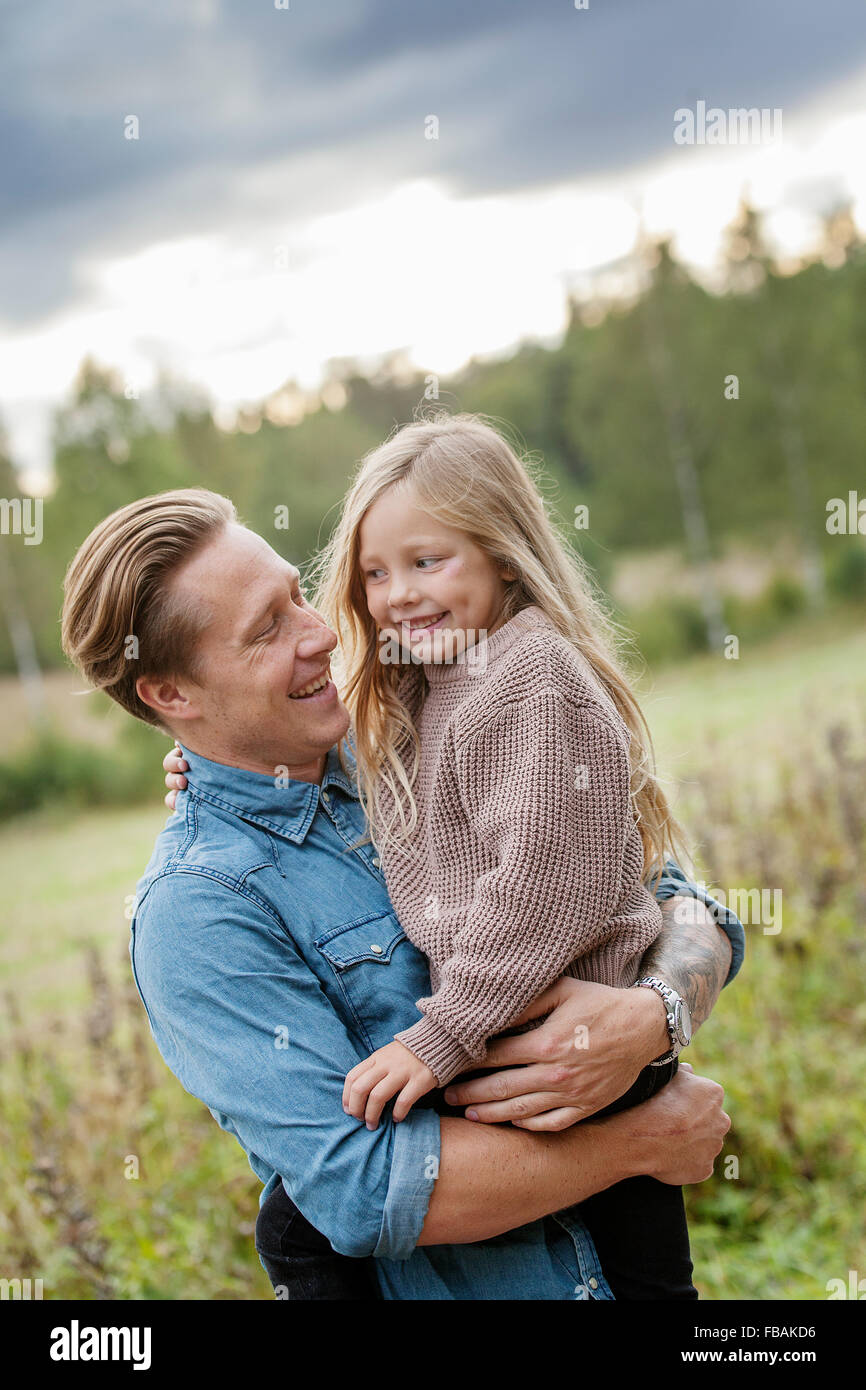 La Finlande, Uusimaa, Raasepori, Karjaa, père tenant sa fille (6-7) Banque D'Images