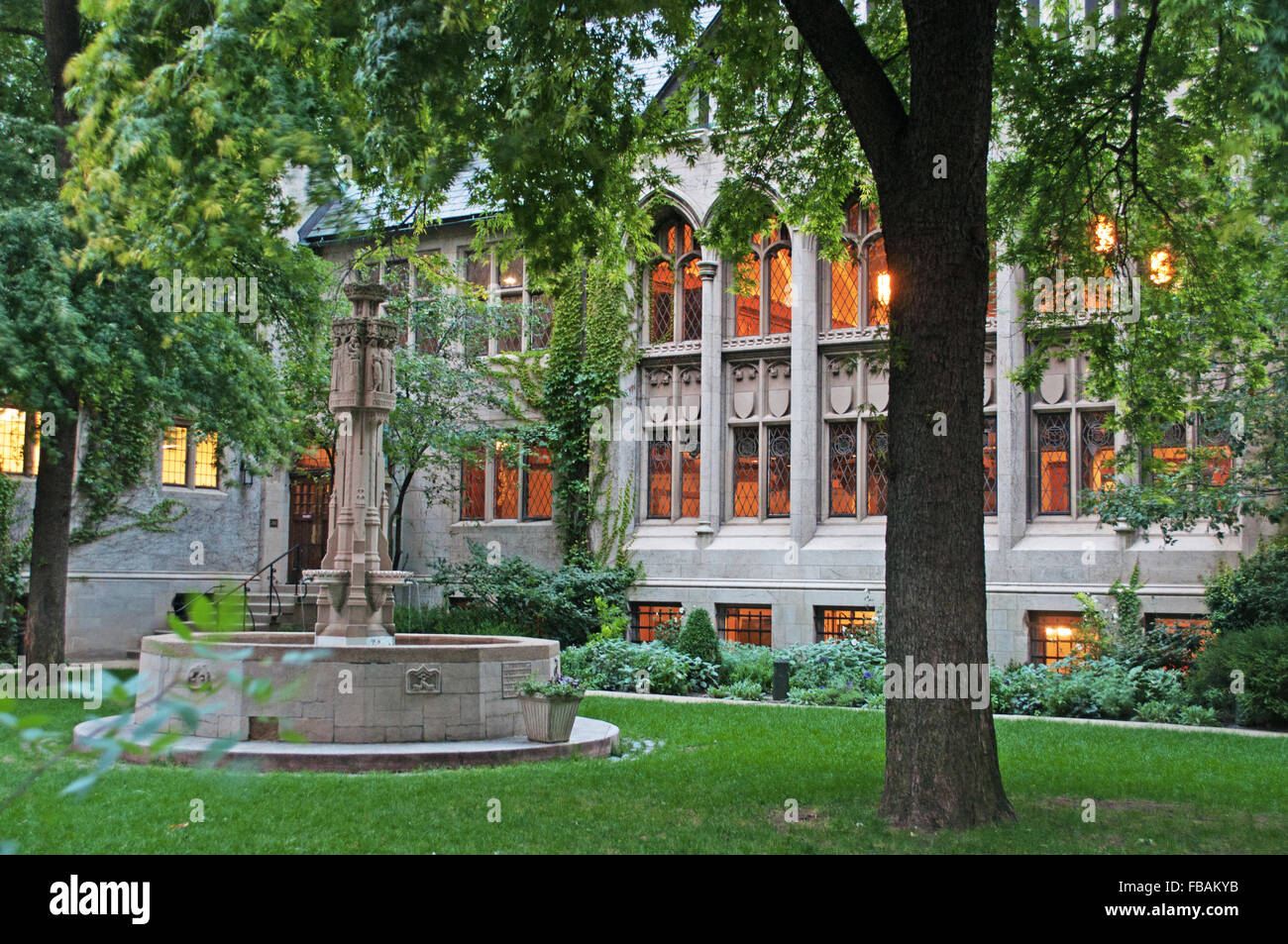 États-unis d'Amérique, USA : le jardin intérieur de la cour de la quatrième église presbytérienne dans le quartier de Magnificent Mile de Chicago Banque D'Images