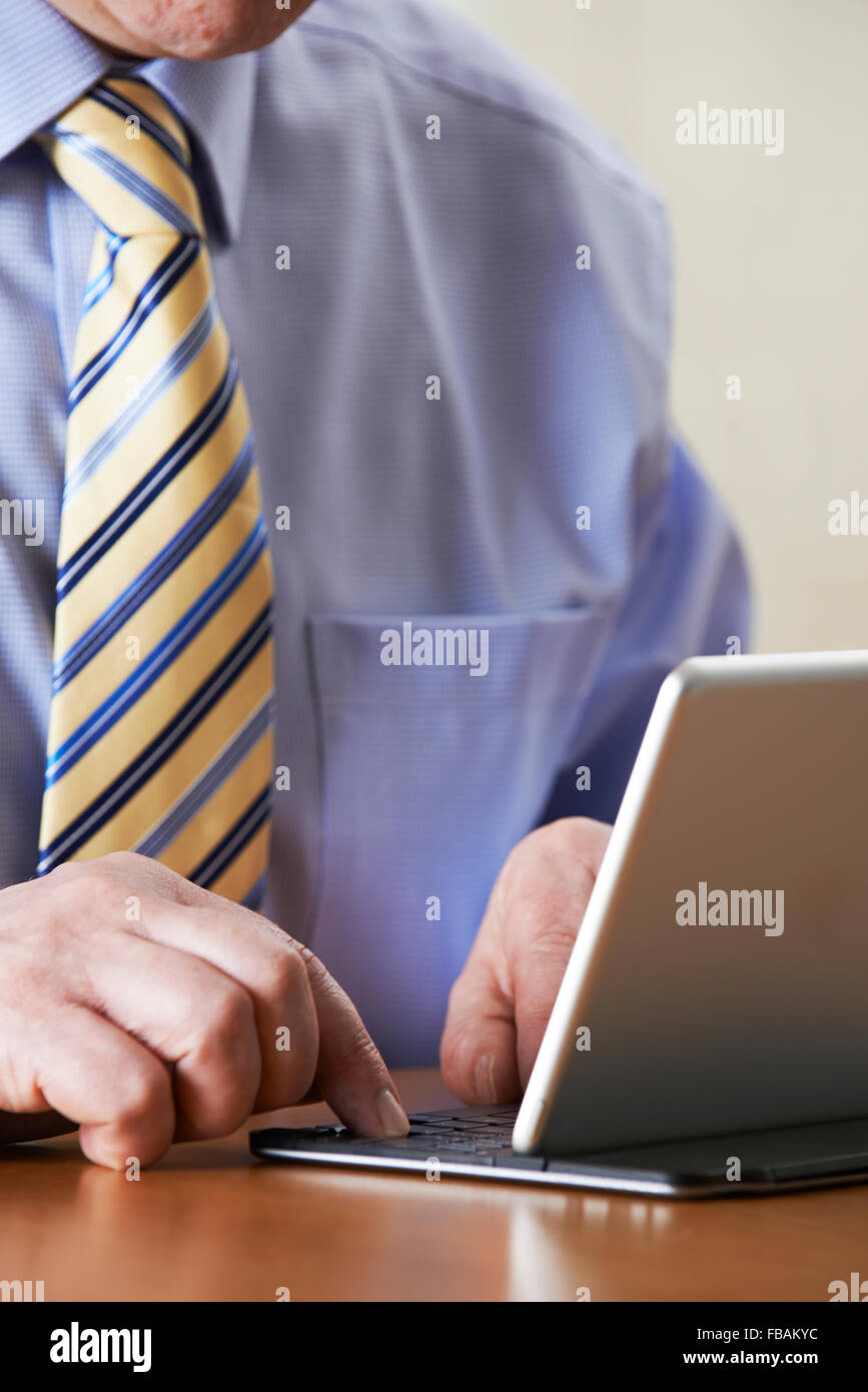 Close Up of Businessman Using Digital Tablet avec clavier détachable Banque D'Images