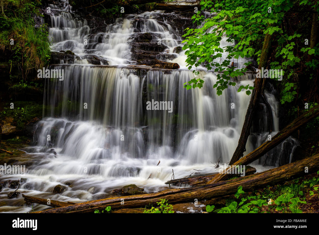 Wagner Falls. Belle Wagner Falls Scenic à la périphérie de Munising dans la Péninsule Supérieure du Michigan. Banque D'Images