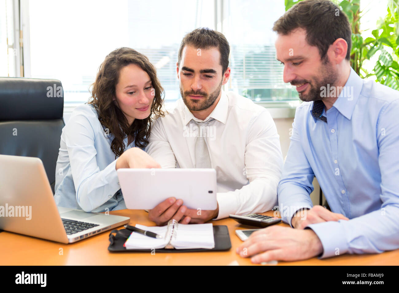Vue d'un groupe de partenaires d'affaires travaillant ensemble au bureau Banque D'Images