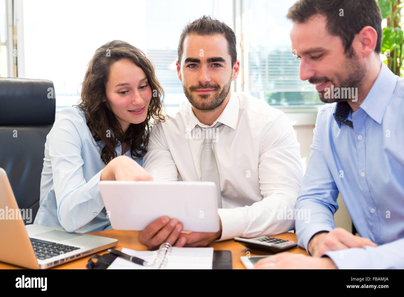 Vue d'un groupe de partenaires d'affaires travaillant ensemble au bureau Banque D'Images