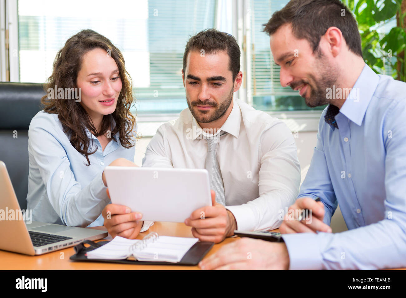 Vue d'un groupe de partenaires d'affaires travaillant ensemble au bureau Banque D'Images