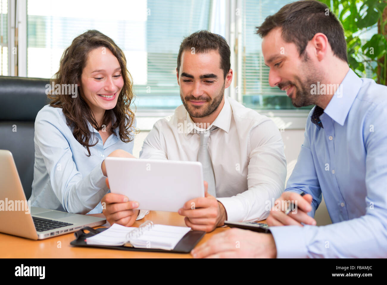 Vue d'un groupe de partenaires d'affaires travaillant ensemble au bureau Banque D'Images