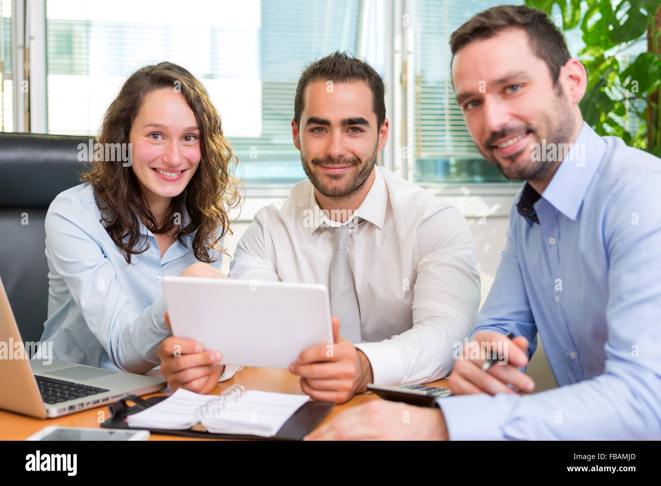 Vue d'un groupe de partenaires d'affaires travaillant ensemble au bureau Banque D'Images