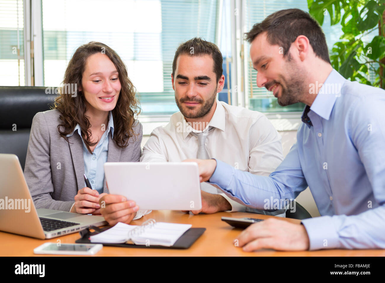 Vue d'un groupe de partenaires d'affaires travaillant ensemble au bureau Banque D'Images
