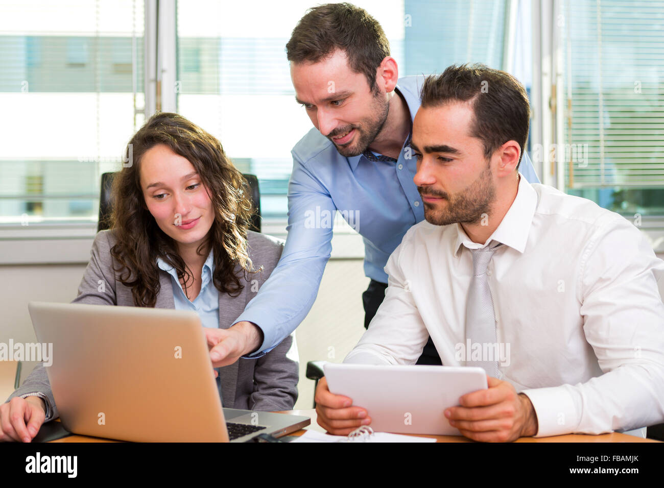 Vue d'un groupe de partenaires d'affaires travaillant ensemble au bureau Banque D'Images