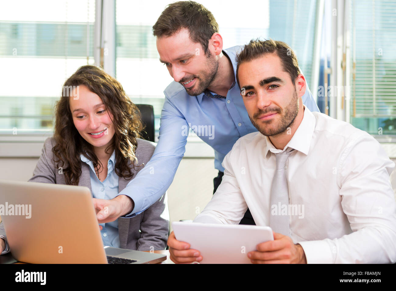 Vue d'un groupe de partenaires d'affaires travaillant ensemble au bureau Banque D'Images