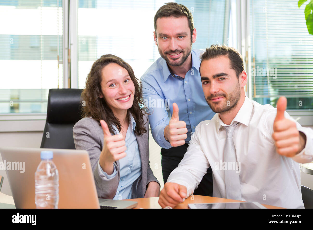 Vue d'un groupe de partenaires d'affaires travaillant ensemble au bureau Banque D'Images