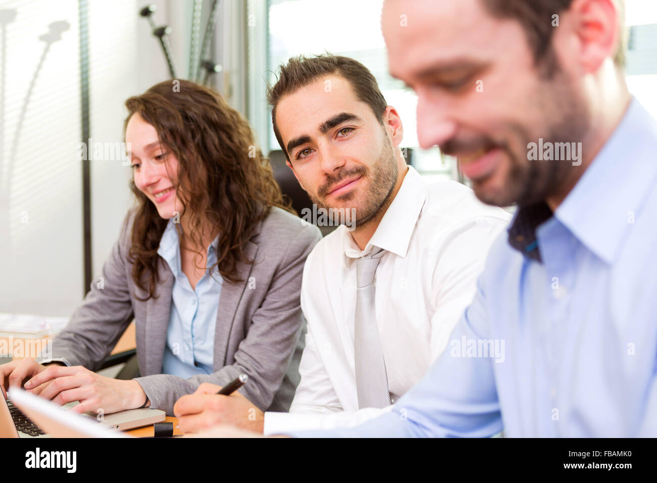 Vue d'un jeune homme d'attrayants au bureau avec des associés Banque D'Images