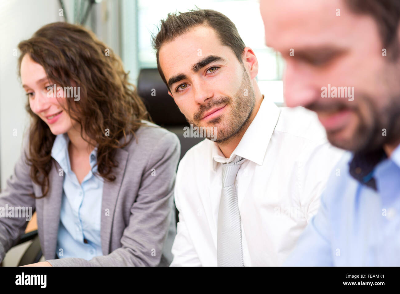 Vue d'un jeune homme d'attrayants au bureau avec des associés Banque D'Images