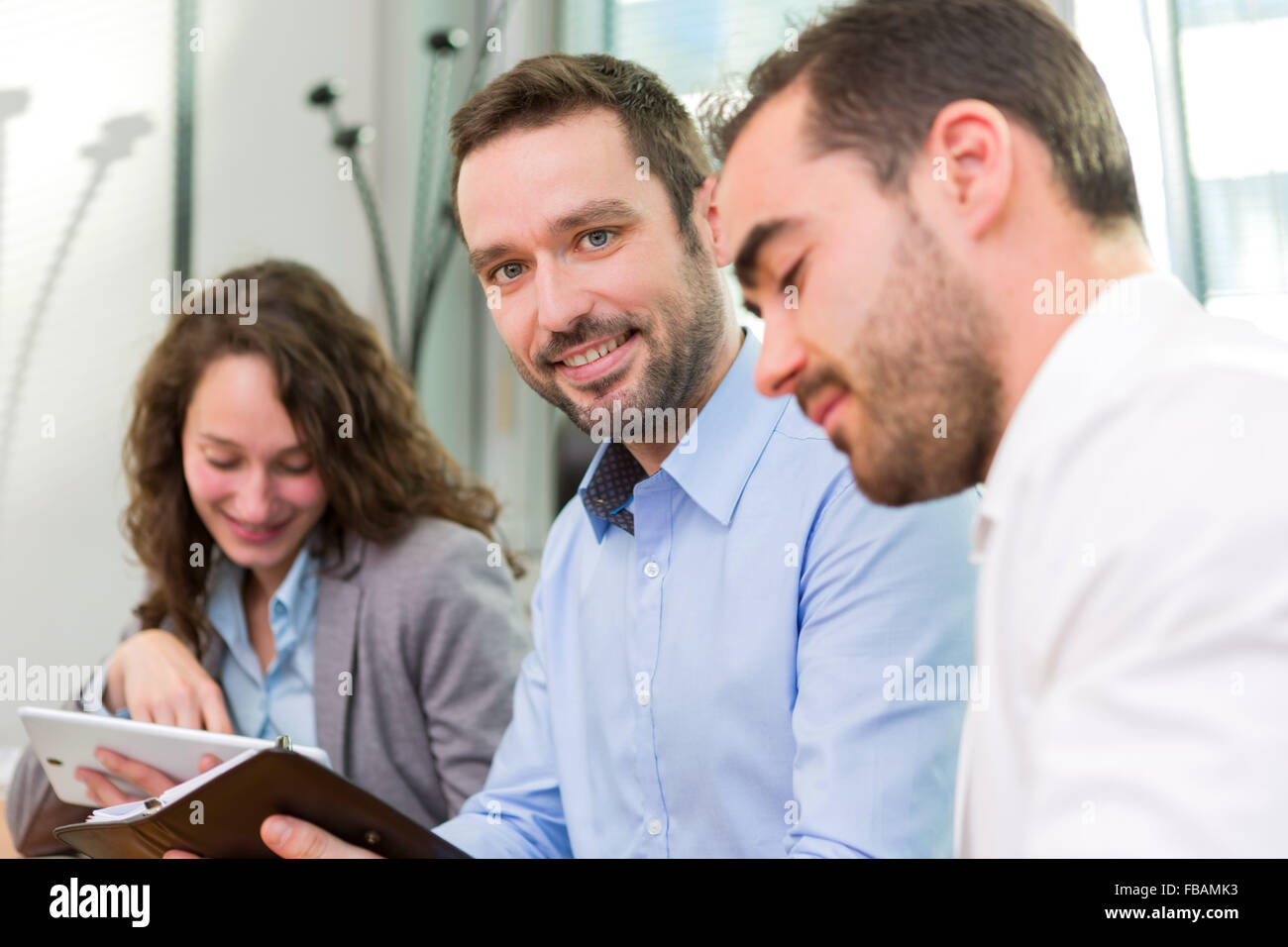Vue d'un jeune homme d'attrayants au bureau avec des associés Banque D'Images