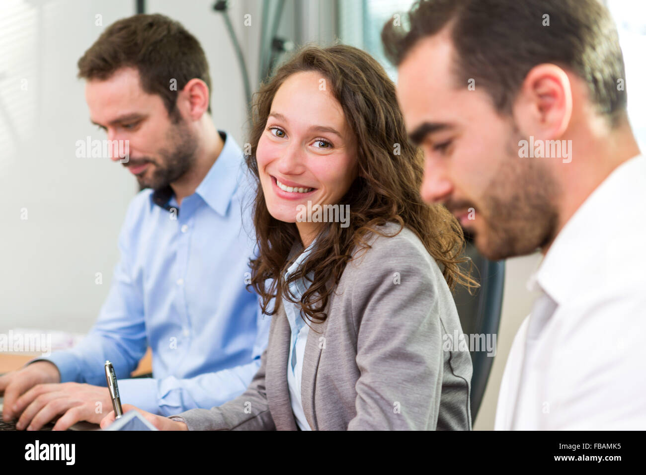 View of a Young attractive businesswoman travaillant au bureau avec des associés Banque D'Images