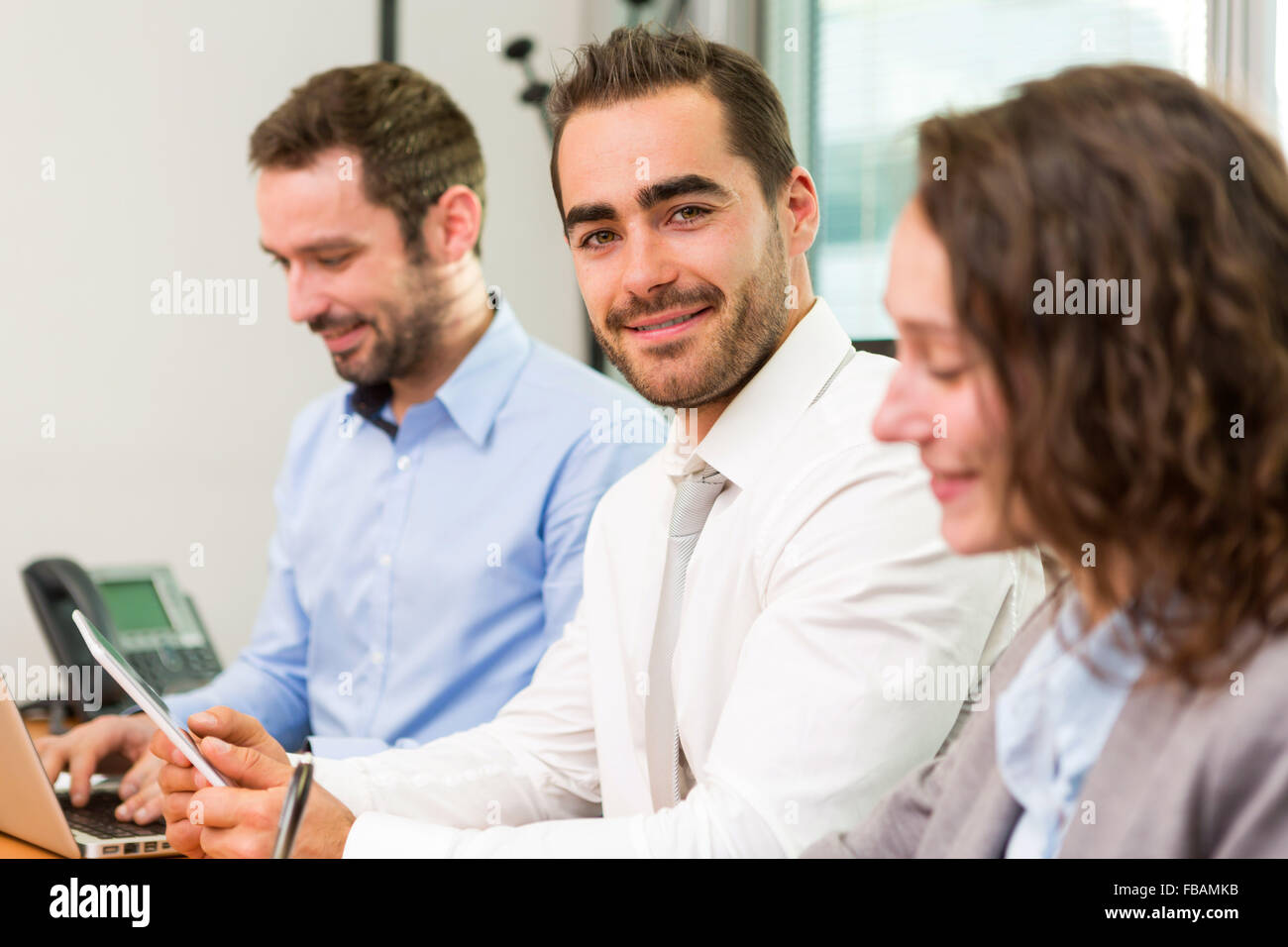 Vue d'un jeune homme d'attrayants au bureau avec des associés Banque D'Images