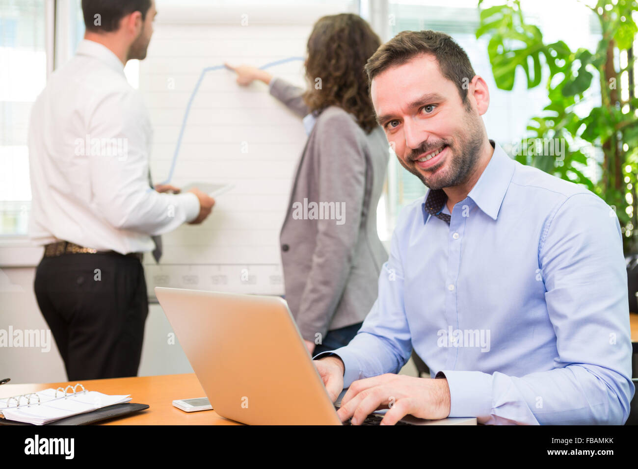 Vue d'un jeune homme d'attrayants au bureau avec des associés Banque D'Images