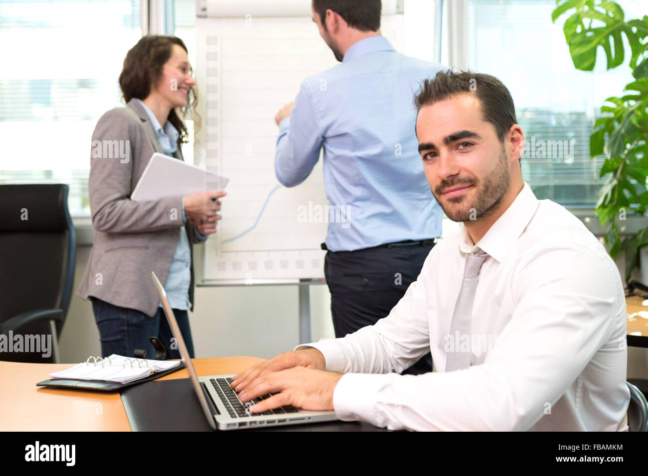 Vue d'un jeune homme d'attrayants au bureau avec des associés Banque D'Images