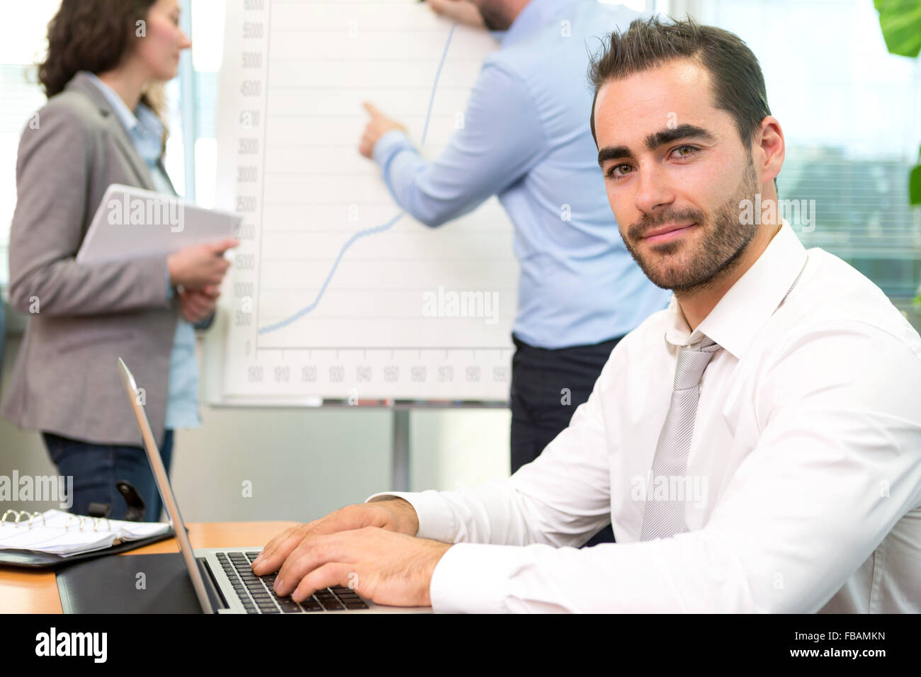 Vue d'un jeune homme d'attrayants au bureau avec des associés Banque D'Images