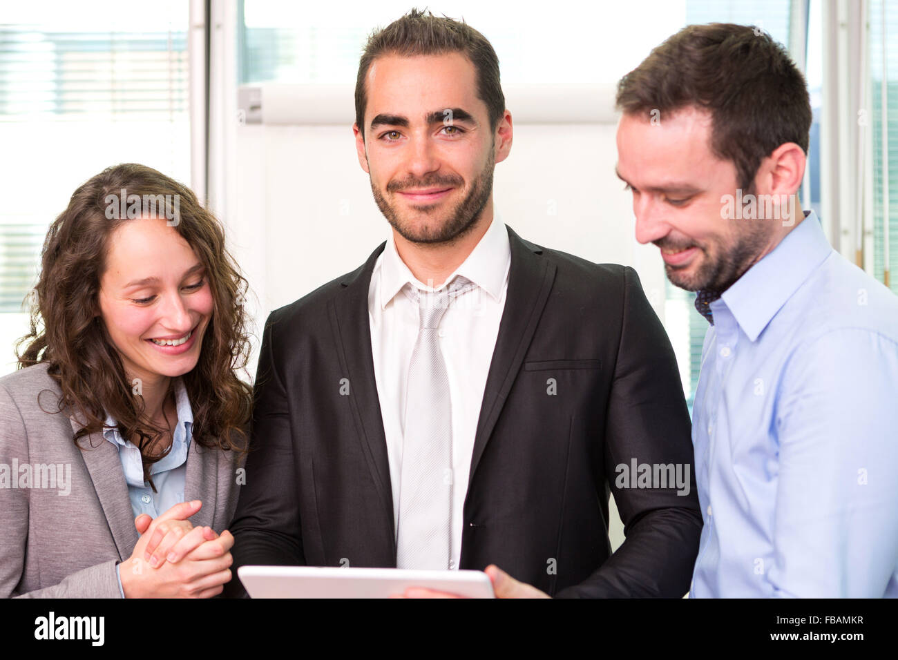 Vue d'un groupe de partenaires d'affaires travaillant ensemble au bureau Banque D'Images