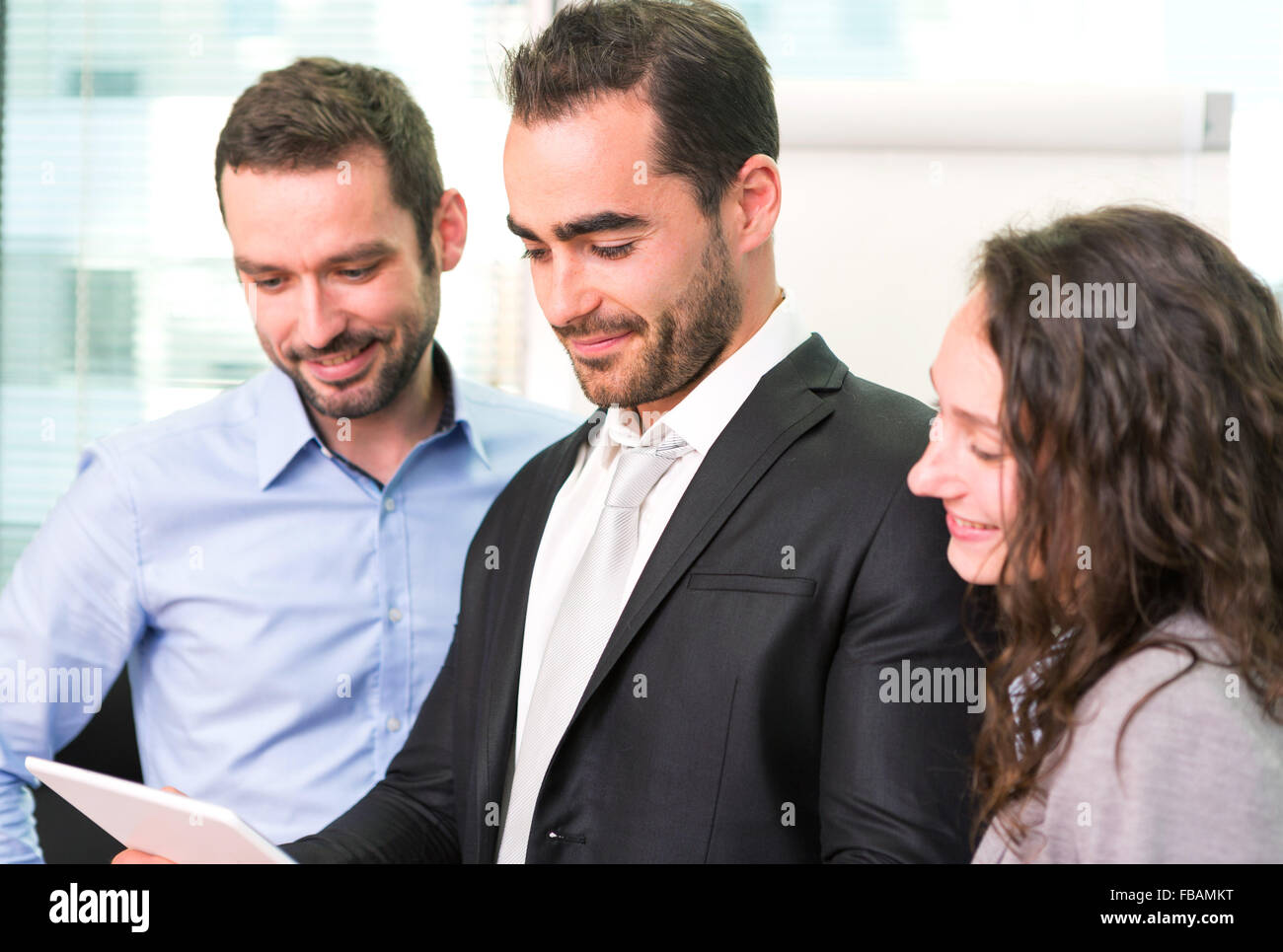 Vue d'un groupe de partenaires d'affaires travaillant ensemble au bureau Banque D'Images