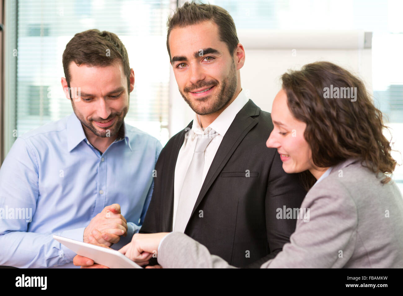 Vue d'un groupe de partenaires d'affaires travaillant ensemble au bureau Banque D'Images