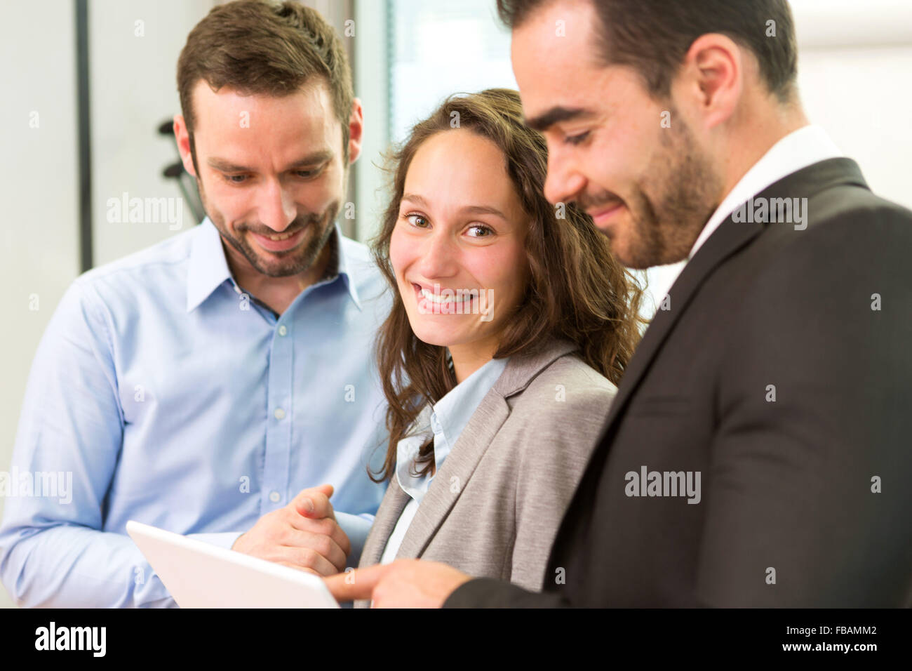 View of a Young attractive businesswoman travaillant au bureau avec des associés Banque D'Images